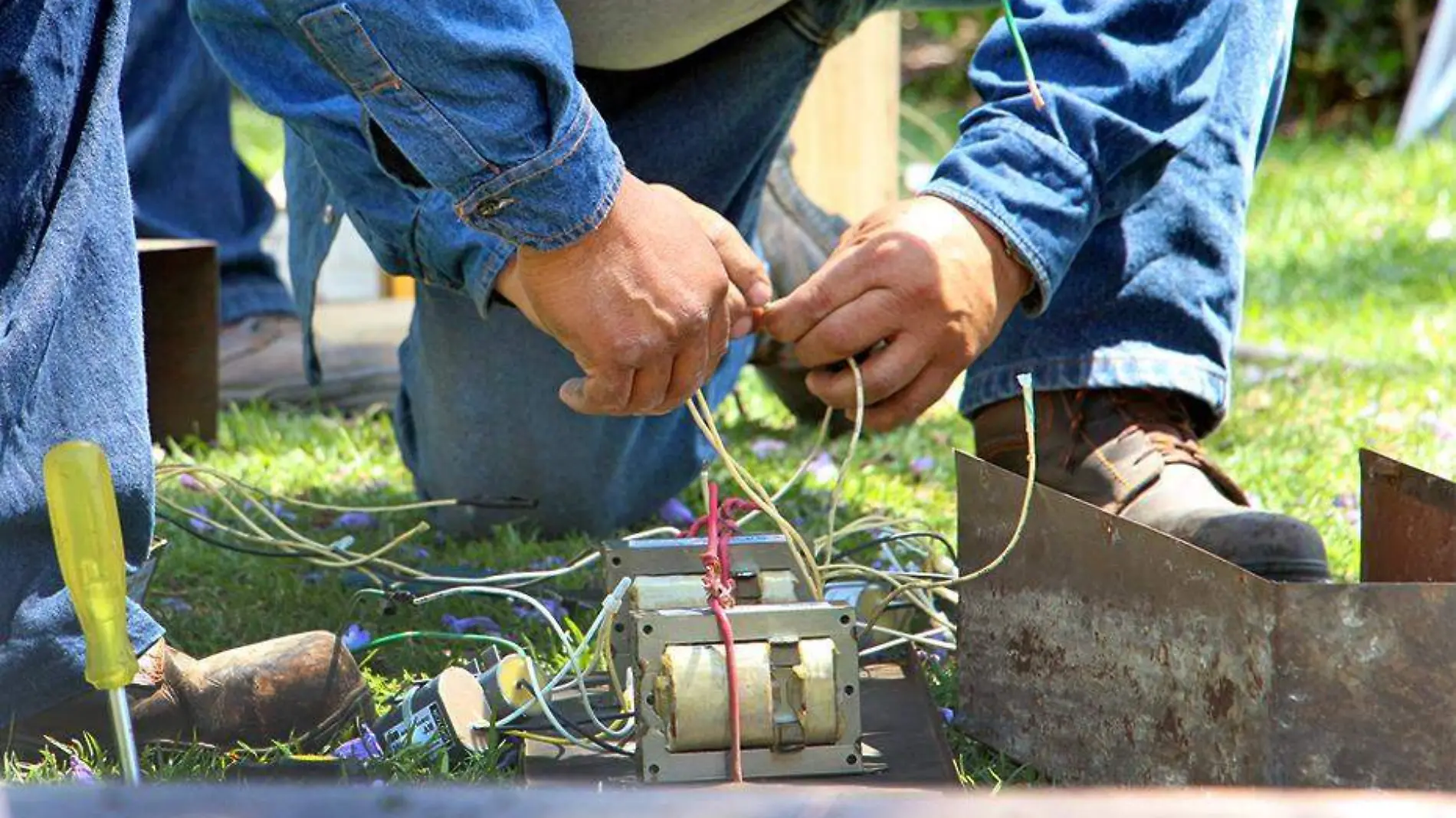 manos manejando cables